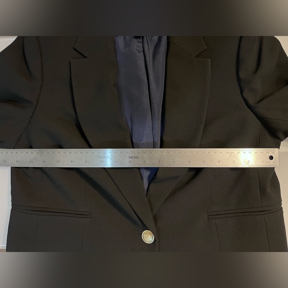 NEW / Cropped blazer in city crepe / B002 - Picture 6 of 7